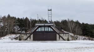 Umgenutzter Hangar am Flugfeld