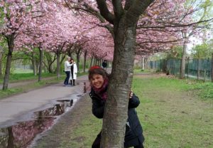 Bornholmer Straße im Rosa-Rausch: Kirschblüten, Geschichte und ein stilles Gedenken 2 Clara Himmel freut sich über die Kirschblüten am Mauerweg