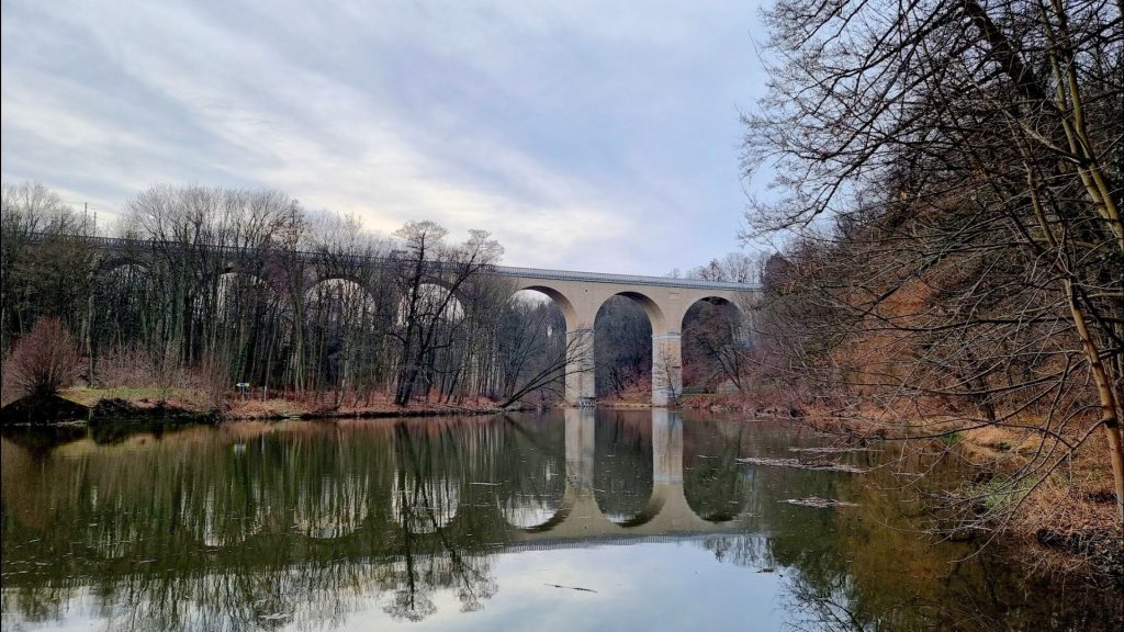 Das Viadukt spiegelt sich im Wasser der Neiße