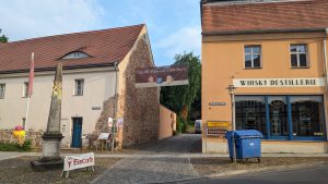 Der Kunstwanderweg Süd im Fläming mit ohne XR - Teil II Bad Belzig 10 Der Biergarten ist links im Hinterhof