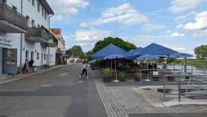 Am Kietz in Fürstenberg. Justine flitzt für ein großes Pils über die Straße