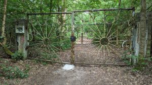 Wanderung durch Frieden und Krieg. UNESCO Bauhaus Welterbe bei Bernau und Lager Koralle 10 Koralle-Doppelzaun und -tor