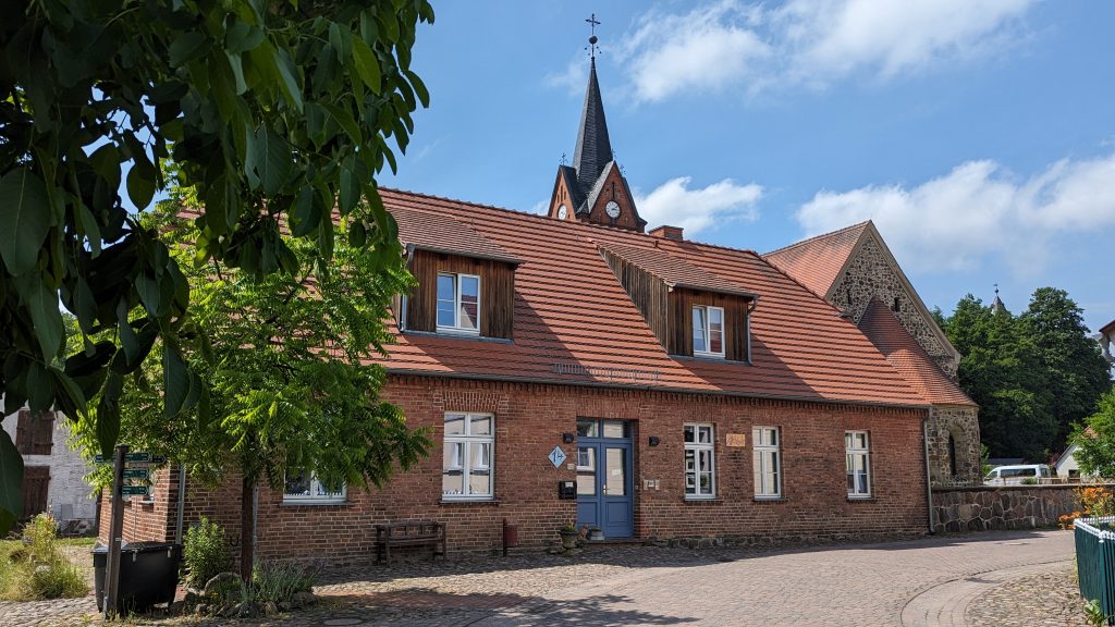 Der Kunstwanderweg Süd im Fläming mit ohne XR - Teil I bis Wiesenburg 7 Mehr drin, als es scheint: Die Alte Schule Wiesenburg