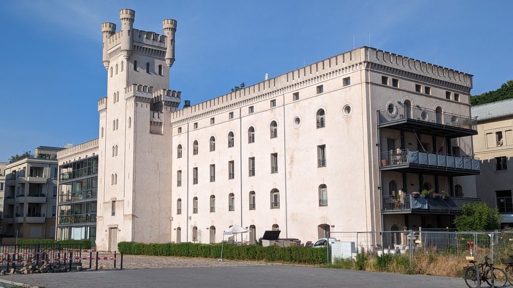 Wanderung für Neugierige: Kunsthaus Minsk, Brauhausberg und Hermannswerder in Potsdam 2 Nicht nur DAS MINSK. Auch so geht Modernisierung eines Lost Place – die ehemalige Königliche Brauerei in der Templiner Vorstadt, Potsdam – ebenfalls mit Turm. Klick für eine Großansicht. Viele weitere Fotos im Album