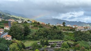 Blick von unserem Balkon: Ein kleiner Regenbogen als Symbol für den heutigen Tag - klick für eine Vergößerung