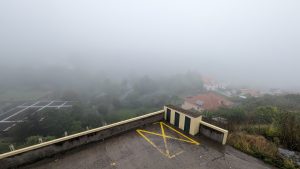 Santana in Regenwolken. Blick vom Balkon.