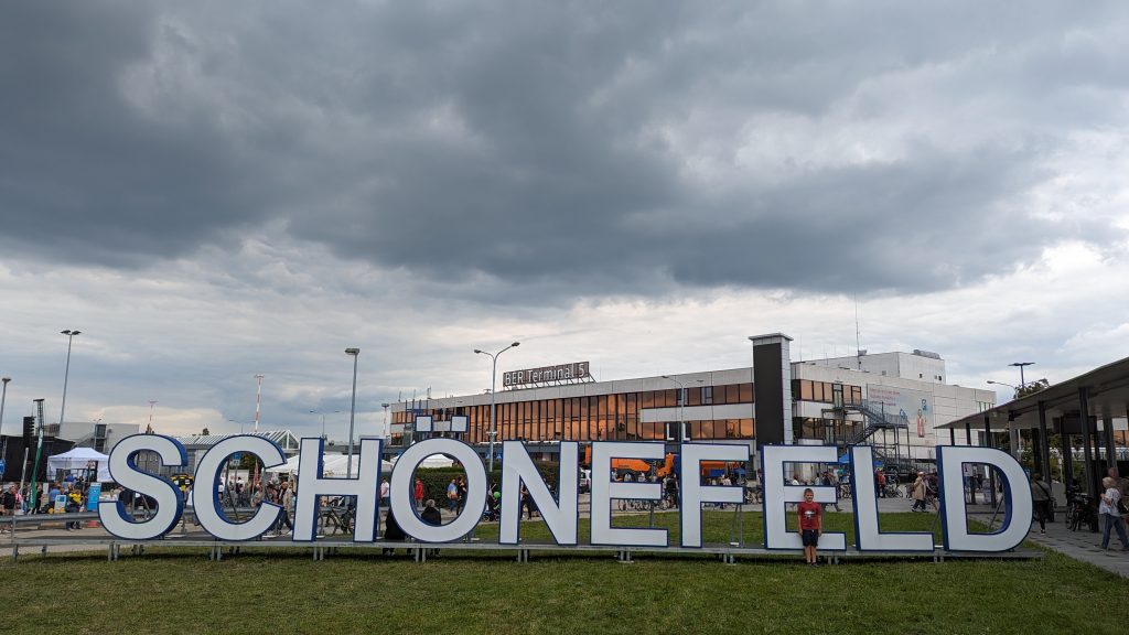 Dunkle Wolken über dem Terminal 5