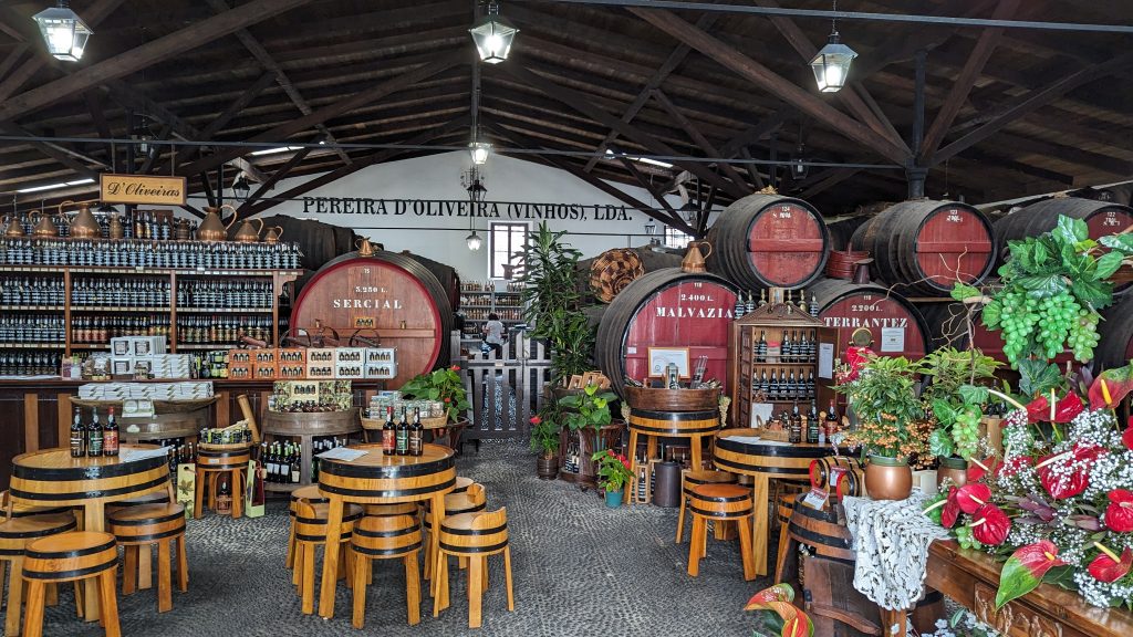 Madeira. Funchal. Das sagenhafte Bücher-Labyrinth 6 Gleich schräg gegenüber: Pereira d'Oliveira Vinhos