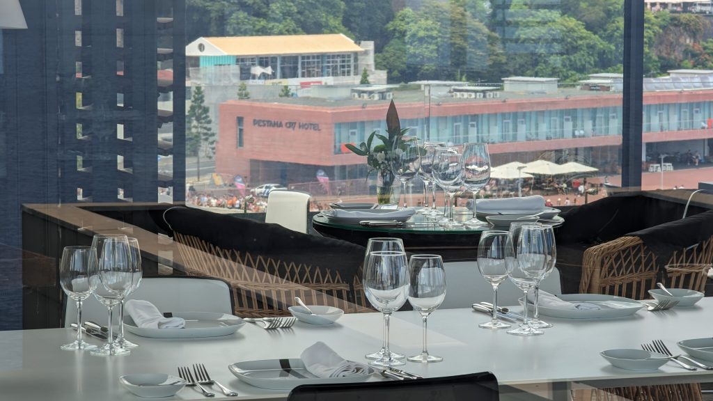 Madeira. Funchal. Das Nini Andrade Silva Design Centre und das verlassene Forte Sao José 6 Das Fortaleza - Blick durch das Restaurant