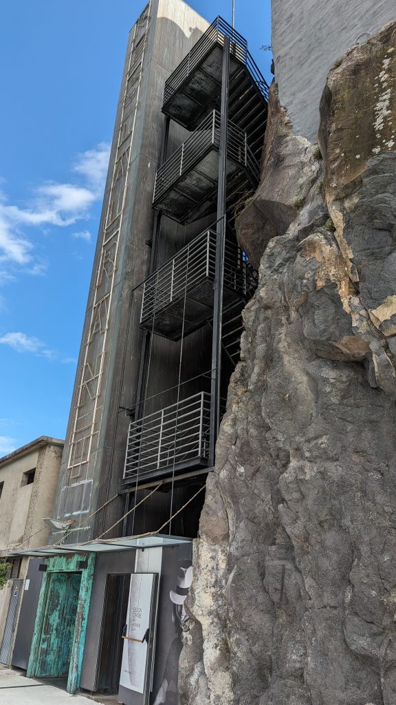 Madeira. Funchal. Das Nini Andrade Silva Design Centre und das verlassene Forte Sao José 5 Fortaleza Eingang - Aufzug und Treppenturm