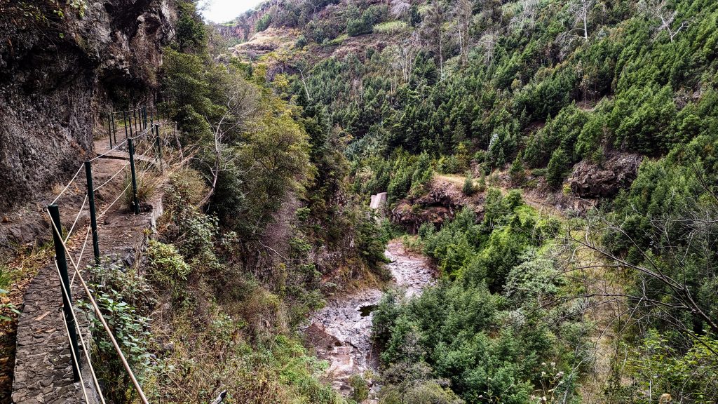 Schmal – aber gesichert