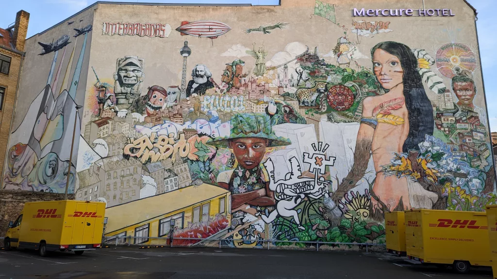 Das riesige Mural in der Luckenwalder Straße - bei DHL