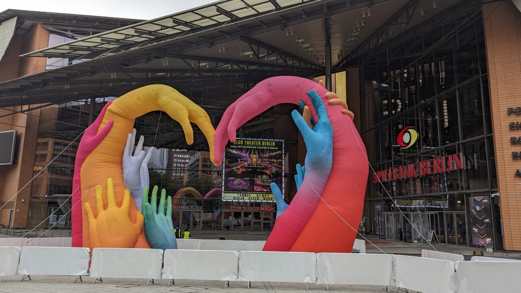 Stadtwanderung durch Berlin Mitte und Kreuzberg zum historischen Flughafen Tempelhof THF 5 Die temporäre Lichtinstallation muss man leuchtend sehen