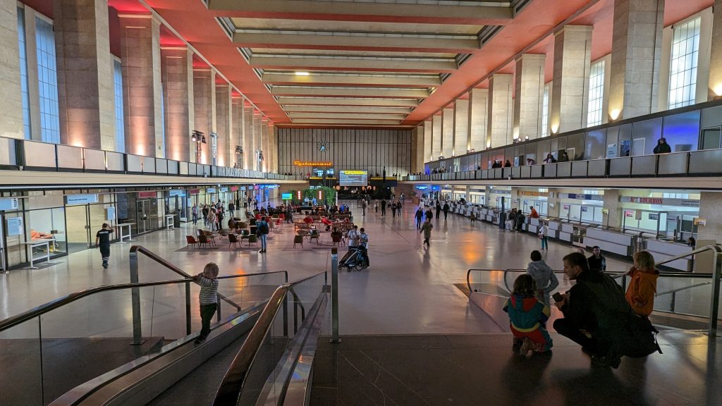 Stadtwanderung durch Berlin Mitte und Kreuzberg zum historischen Flughafen Tempelhof THF 7 Was soll nur aus dem Denkmal werden? Hier die THF-Haupthalle