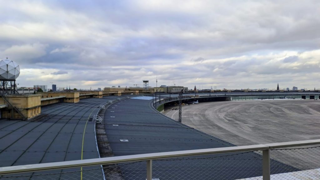 Stadtwanderung durch Berlin Mitte und Kreuzberg zum historischen Flughafen Tempelhof THF 8 Jetzt auch nicht der Burner: Blick vom THF-Tower Roof
