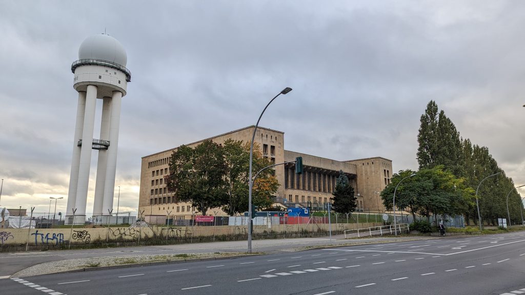 Stadtwanderung durch Berlin Mitte und Kreuzberg zum historischen Flughafen Tempelhof THF 6 Wanderung entlang des 1,2 km langen THF-Gebäudes beginnt
