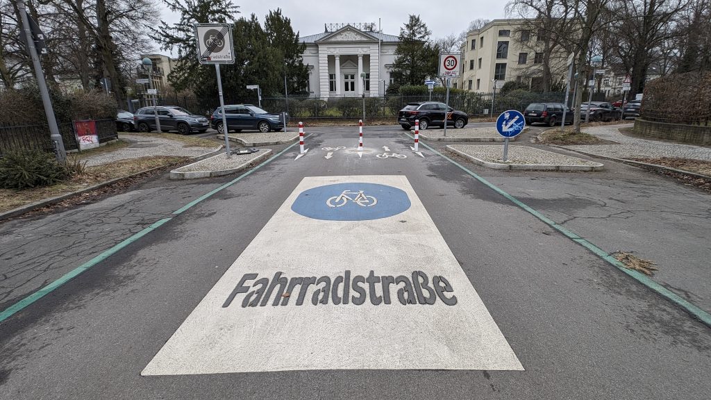 Freitag, 2. Februar 2024. Wir schauen uns Pankow City genauer an 3 Pankow Fahrradstraße durch den Majakowskiring