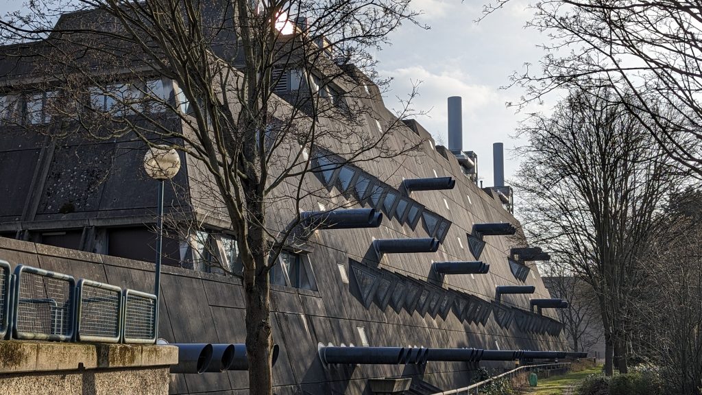 Auch in der Sonne nicht schöner: der "Mäusebunker"