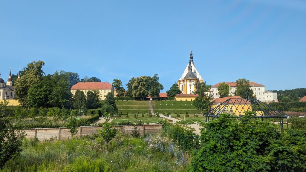 Neuzelle Panorama aus der Bahn gesehen