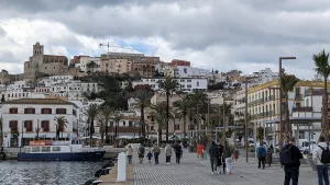 Eivissa Stadt. Im Hintergrund die Dalt Vila, die mittelalterliche Befestigungsanlage
