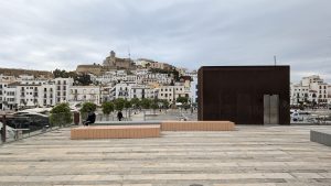 Dieser Platz am Hafen von Eivissa, was soll das sein?