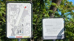 Schwerbelastungskörper - Tafeln am Zaun