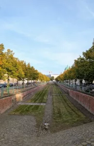 2019 war noch Wasser drin. Der freigelegte Stadtkanal derzeit trocken