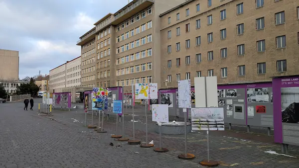 Open Air Ausstellung vor dem Stasimuseum im Campus der Demokratie