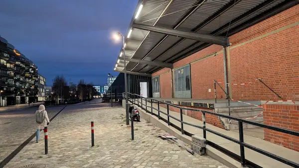 Berlin. Stadtwanderung Krematorium, Wiesenburg, Panke, Eurocity 10 Erhalten: Die Rieckhallen gehören nun zum Hamburger Bahnhof