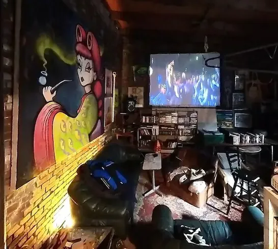 Im Mai 2022 waren wir mal drin, in der "VHS Bar"