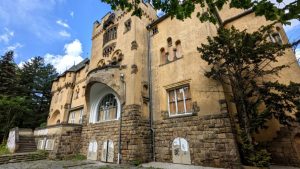 Die Neue Hakeburg schlummert als teilrestaurierter Lost Place im Jahr 2021