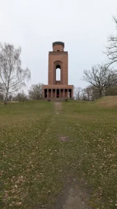 Spreewald Tour 2026: DJI Neo Flug, Slawenburg Insolvenz & Vetschau Highlights 5 Der Bismarckturm bei Burg hat ein Loch