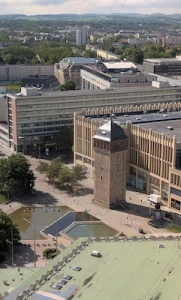 Blick von oben: Das historische Zentrum von Chemnitz mit dem prägnanten Roten Turm