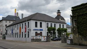 Chemnitz. Eingang zur Schönherr Fabrik. Nicht weit weg - im Hintergrund lugt der bunte Schornstein hervor.
