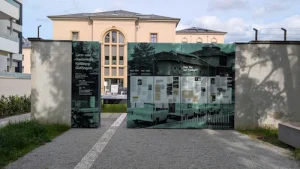 Beklemmender Kontrast: Der Gedenkort Kaßberg-Gefängnis trifft auf modernen Wohnraum