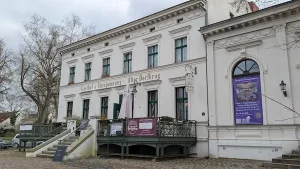 Historisches Gebäude mit Terrasse