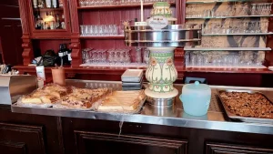 Dorfkrug Lübars: Die Kuchentafel auf der Biertheke