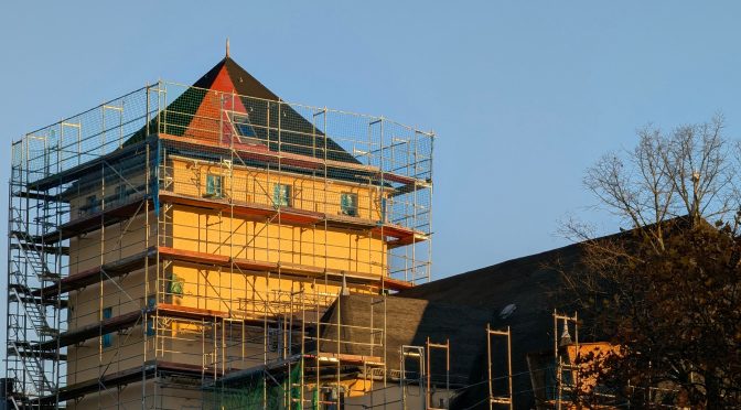 Der Turm der Neuen Hakeburg ist eingerüstet