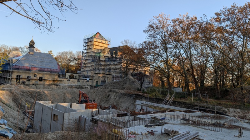 Und als Mega-Baustelle mit neuer Tiefgarage im Waldboden im November 2025
