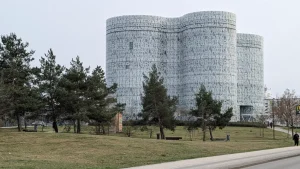 Spreewald Tour 2026: DJI Neo Flug, Slawenburg Insolvenz & Vetschau Highlights 7 Die Studi Bibliothek in Cottbus