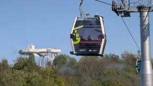 In der Seilbahn über den Kienberg in die Gärten der Welt