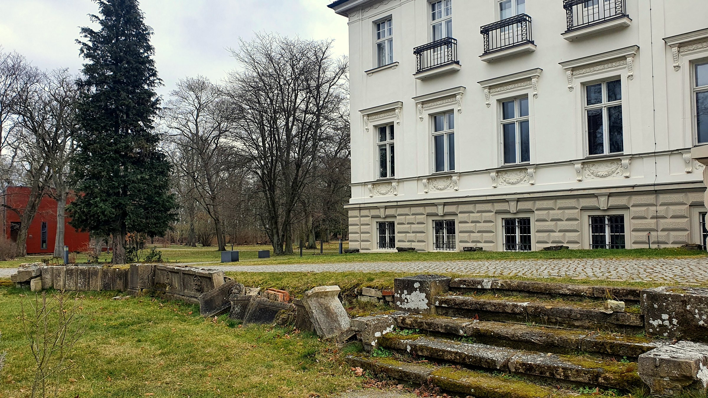 Schloß Genshagen, alte Treppe, Im Hintergrund Neubau Tagungsräume