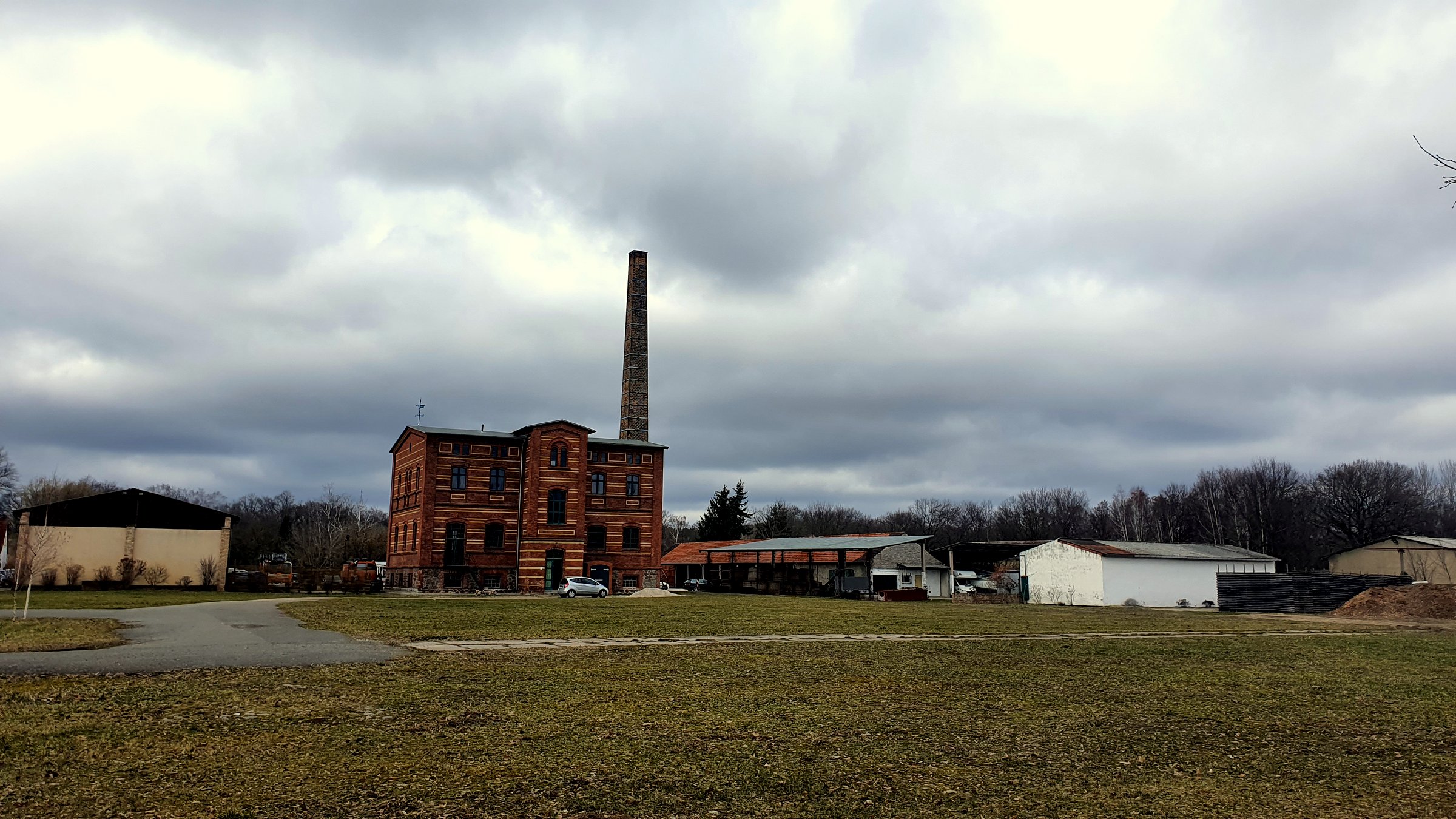 Eine genutzte alte Fabrik auf dem Weg nach Genshagen