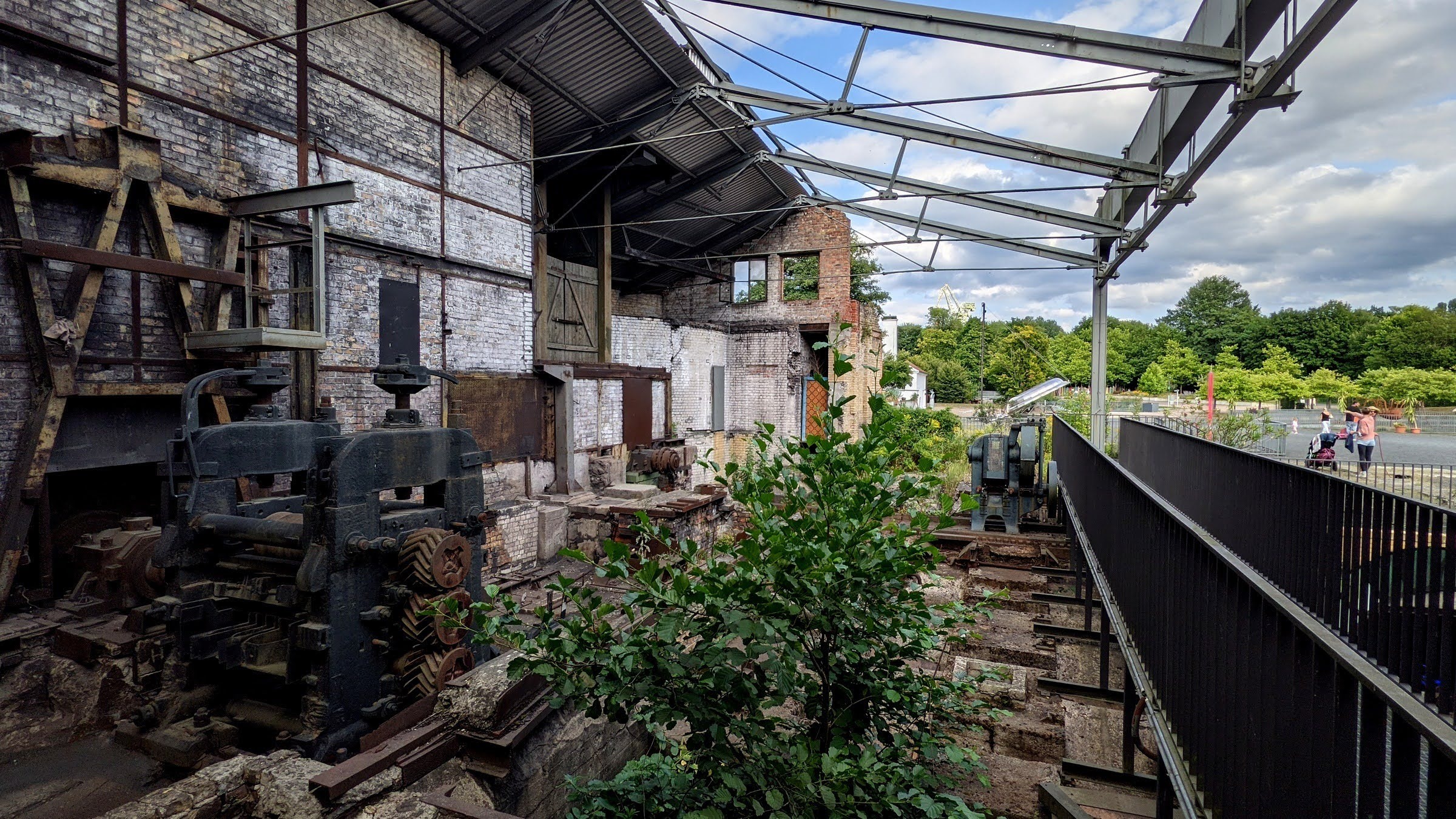 Das alte Walzwerk im Familiengarten, Außenansicht