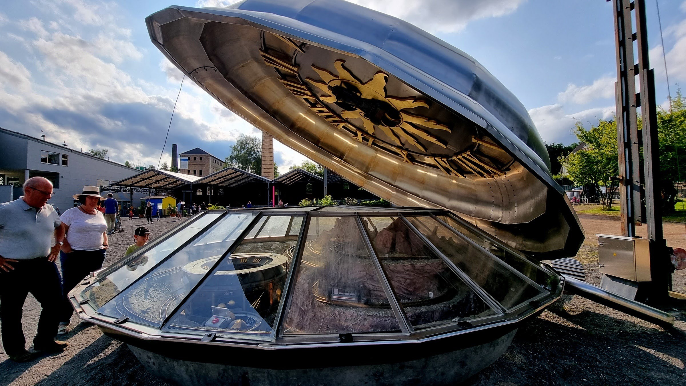 Die größte Taschenuhr der Welt im Familiengarten