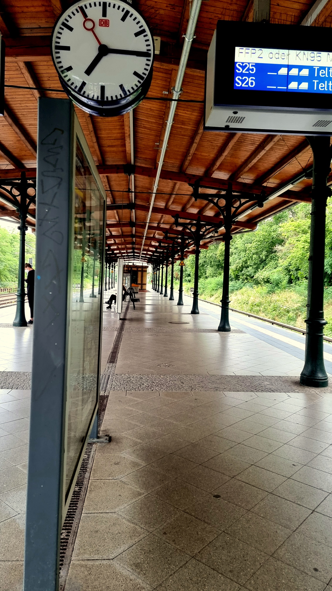 Bahnsteig Südende, gusseiserne Säulen halten das alte Satteldach