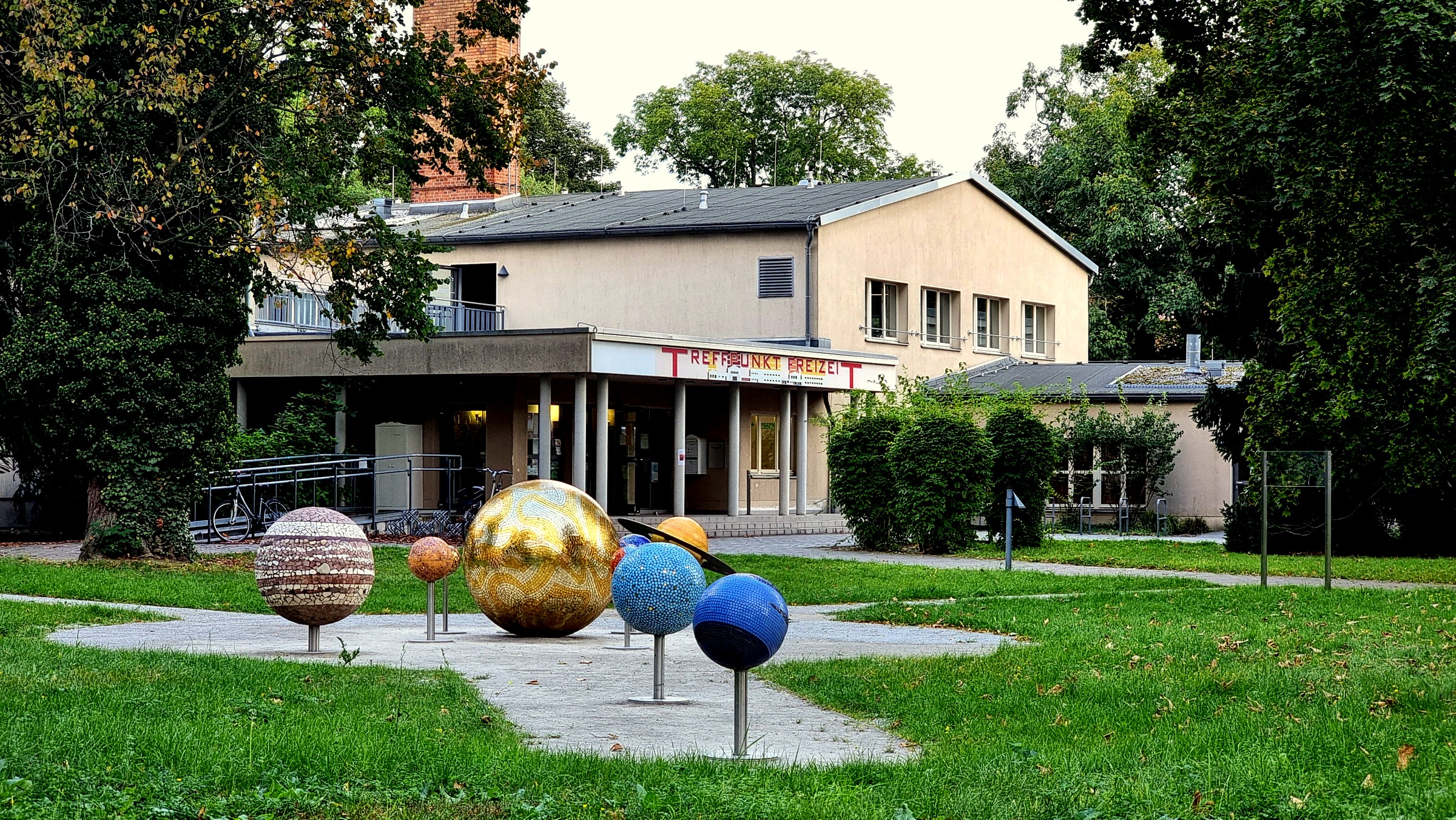 Kunst vor dem Treffpunkt Freizeit am neuen Garten