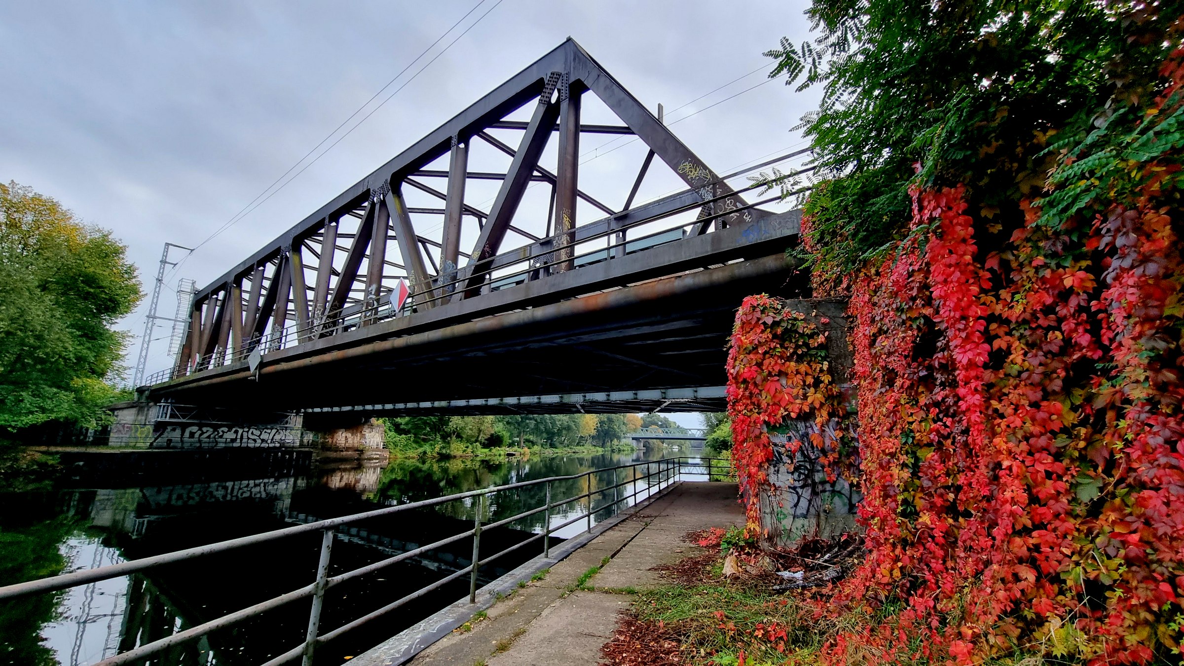 Herbstliche Impression an der Eisenbahnbrücke