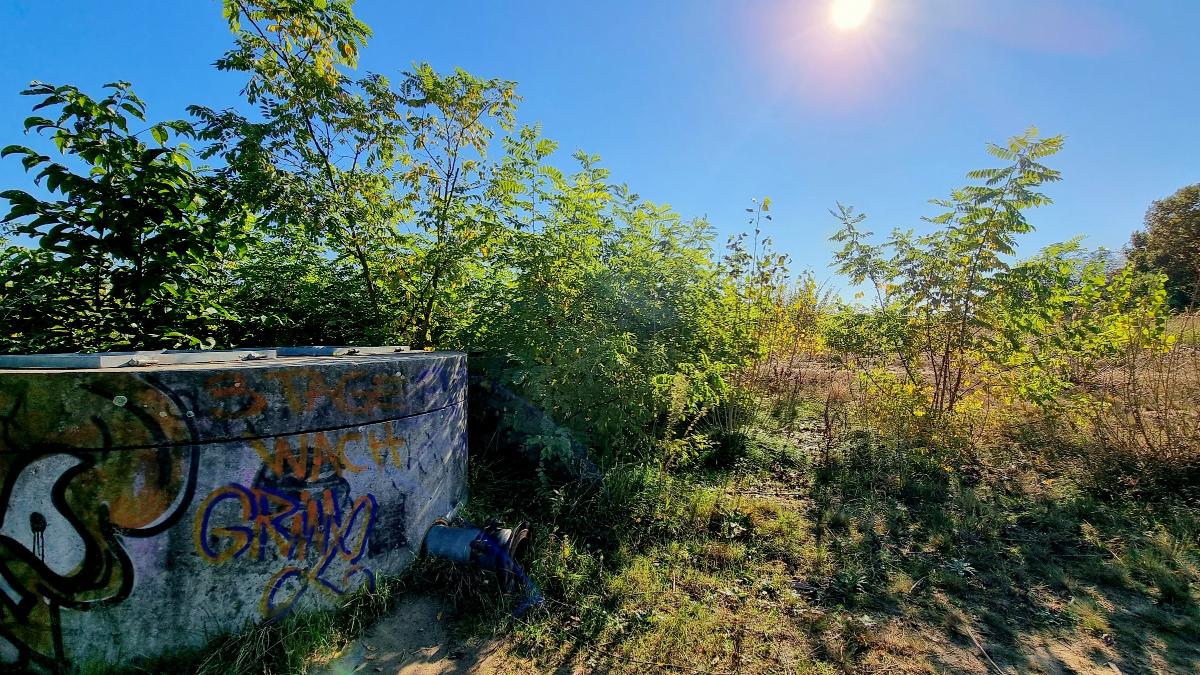 Eine versteckte Rieselanlage, außen noch ein großes Auslassventil