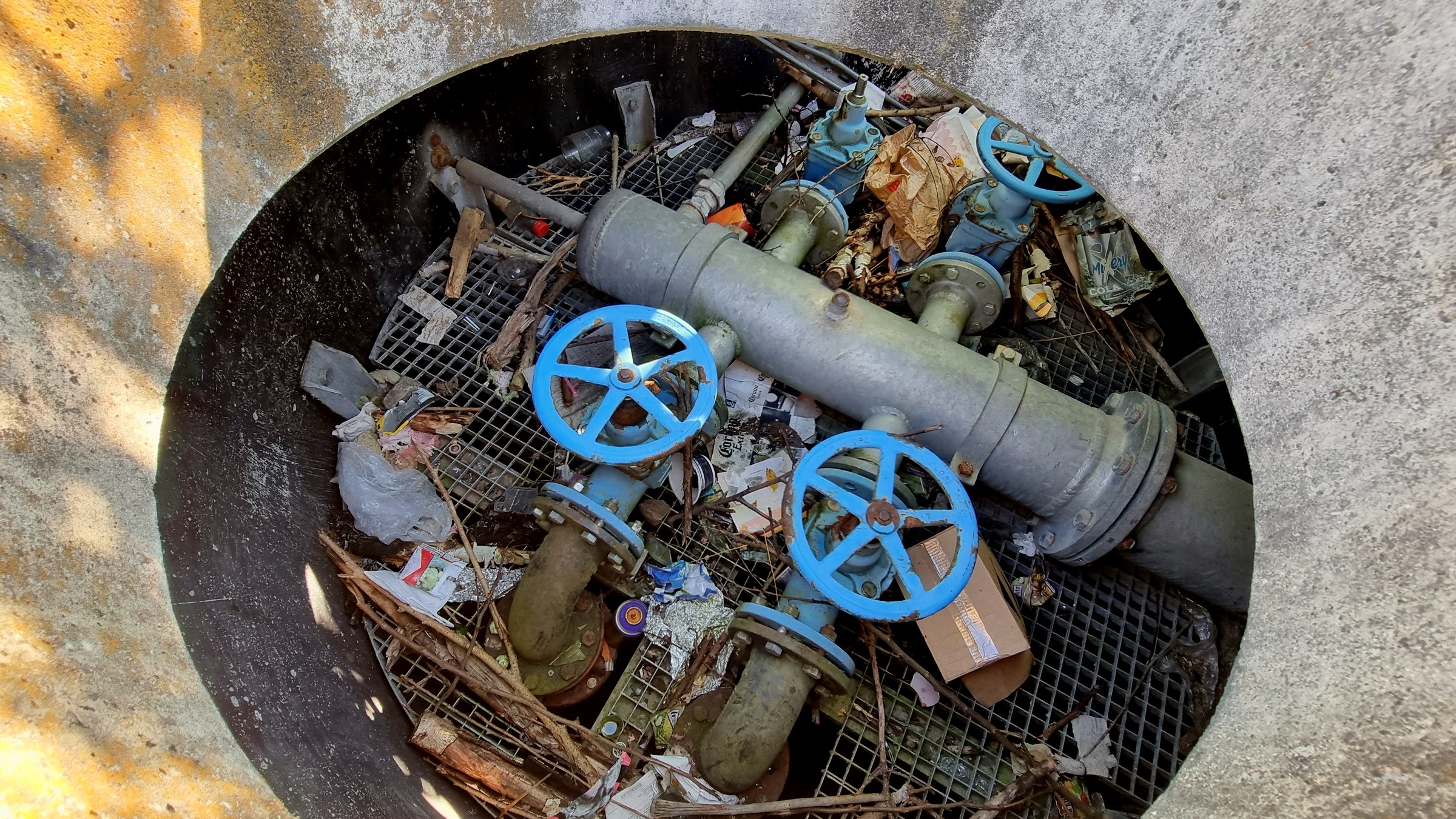 Das offene Innenleben sieht noch perfekt aus, wenn man sich den Müll wegdenkt